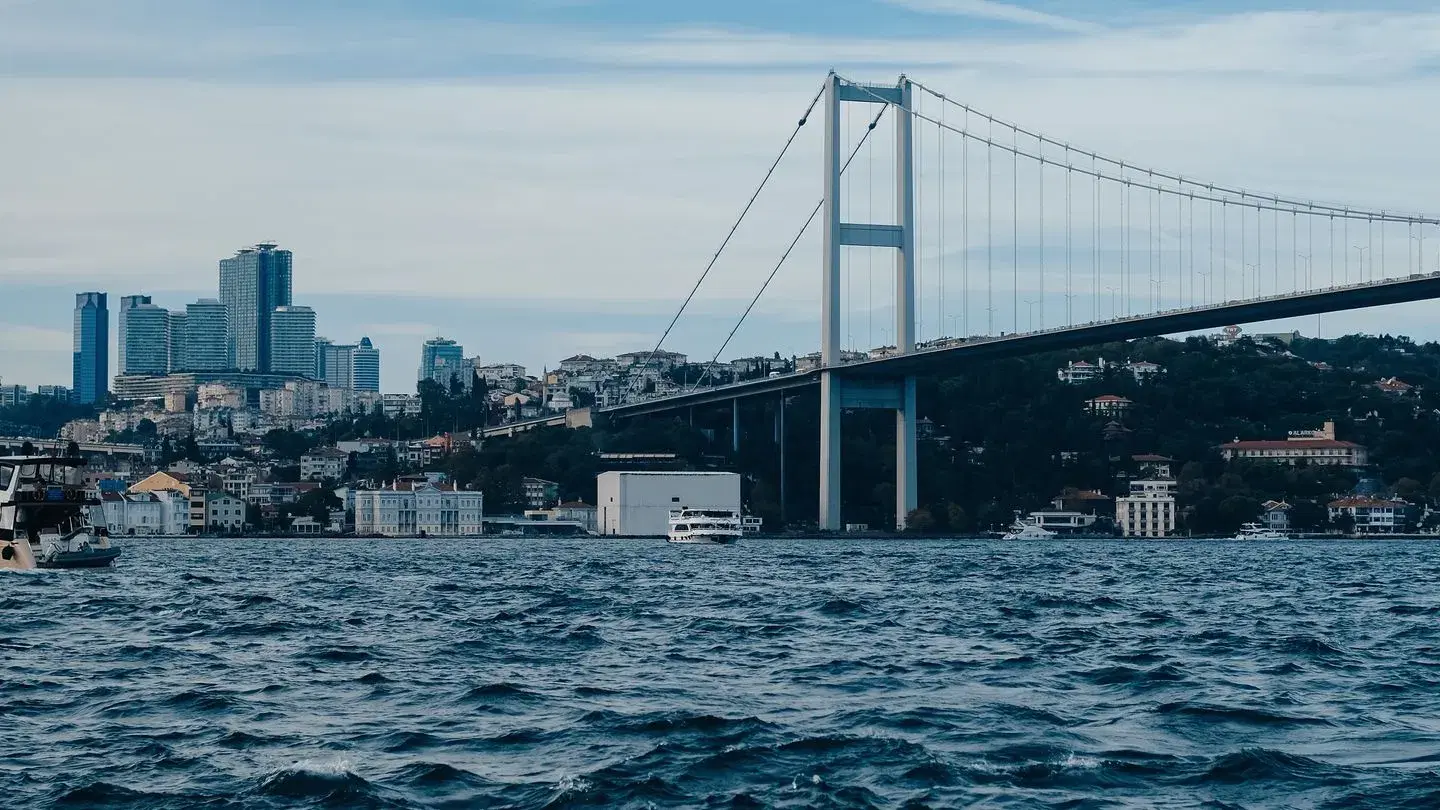 Boğaziçi körpüsü və boğaz üzərində İstanbulun silueti