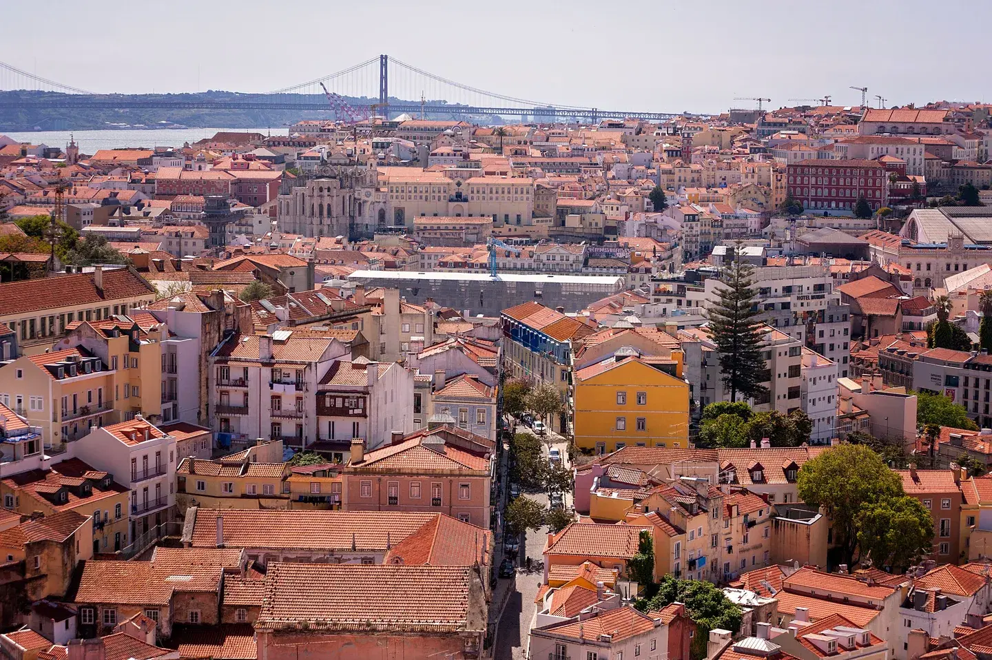 Vista aérea dos telhados históricos de Lisboa e do rio Tejo