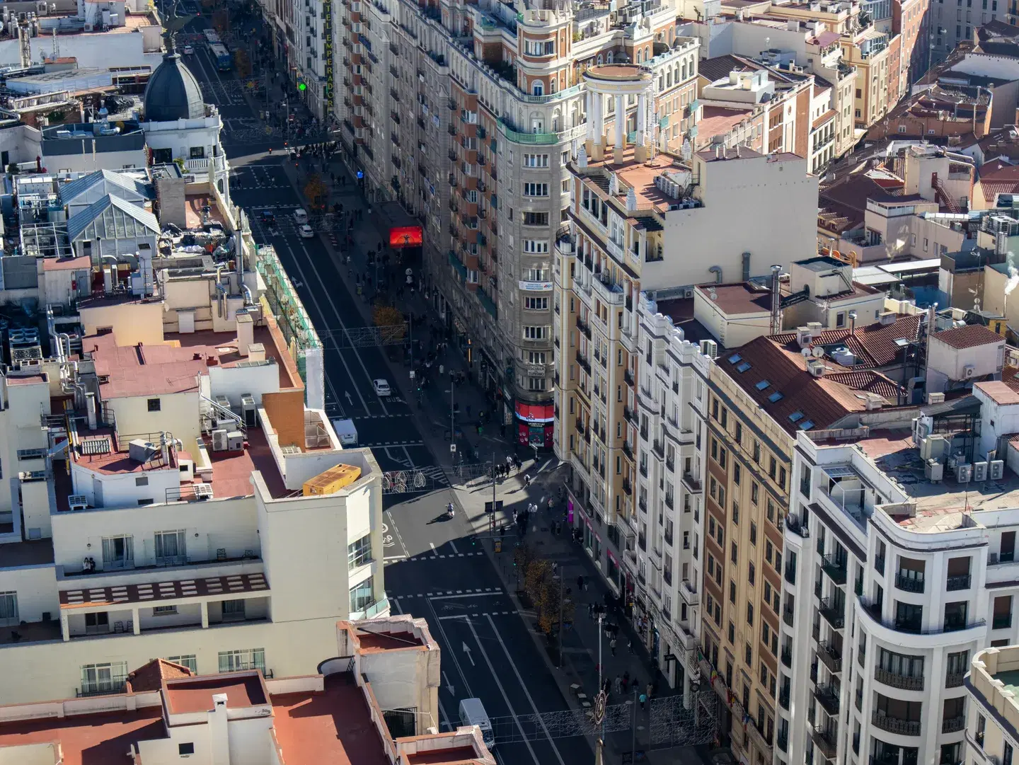 Vista aérea da Gran Vía e da arquitetura histórica de Madri