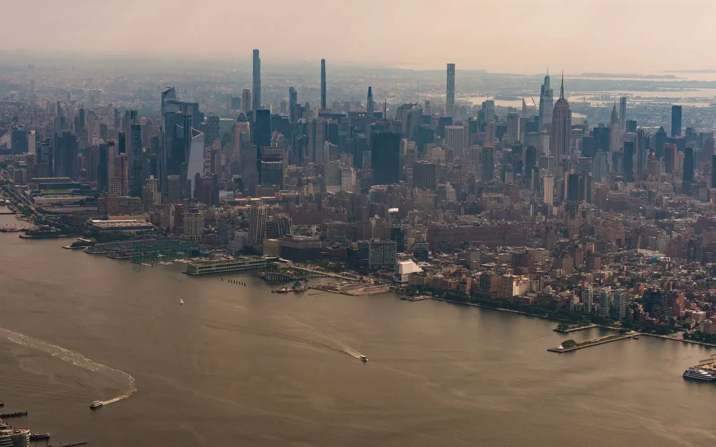 Luftaufnahme von Manhattan und dem Hudson River in New York City