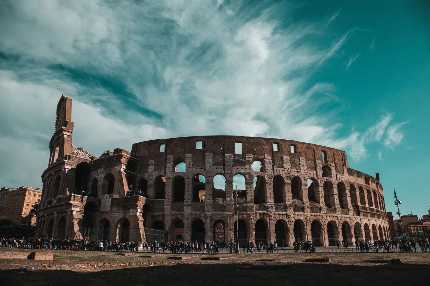 El Coliseo romano bajo un cielo despejado en Roma