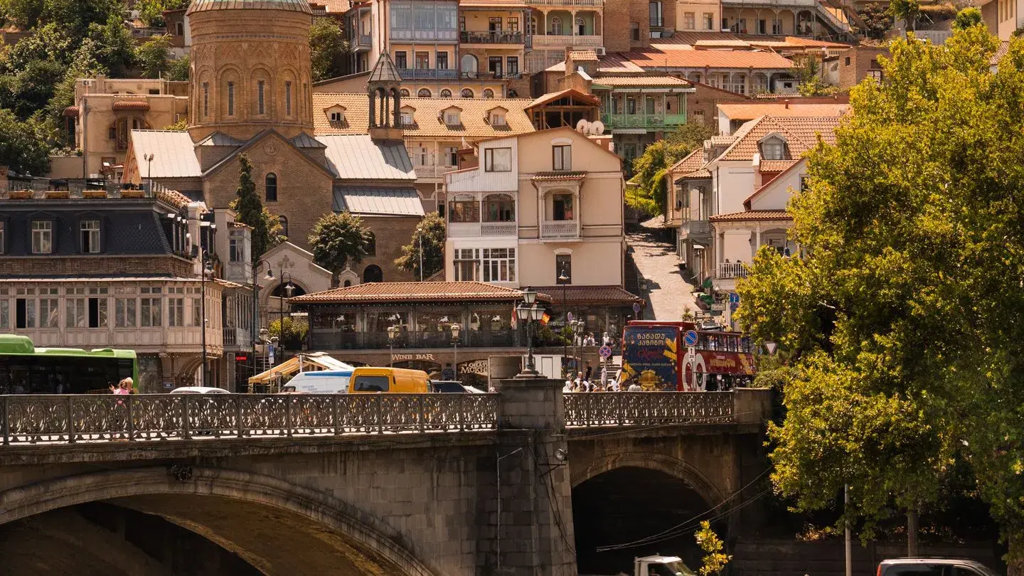 Kür çayı və körpü ilə köhnə Tbilisi
